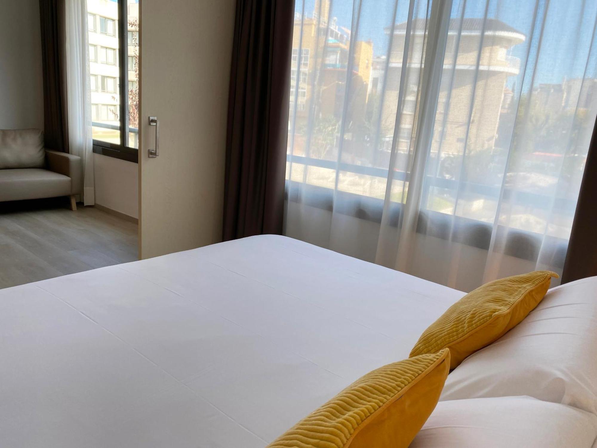 Apartahotel Atenea Park & 3*